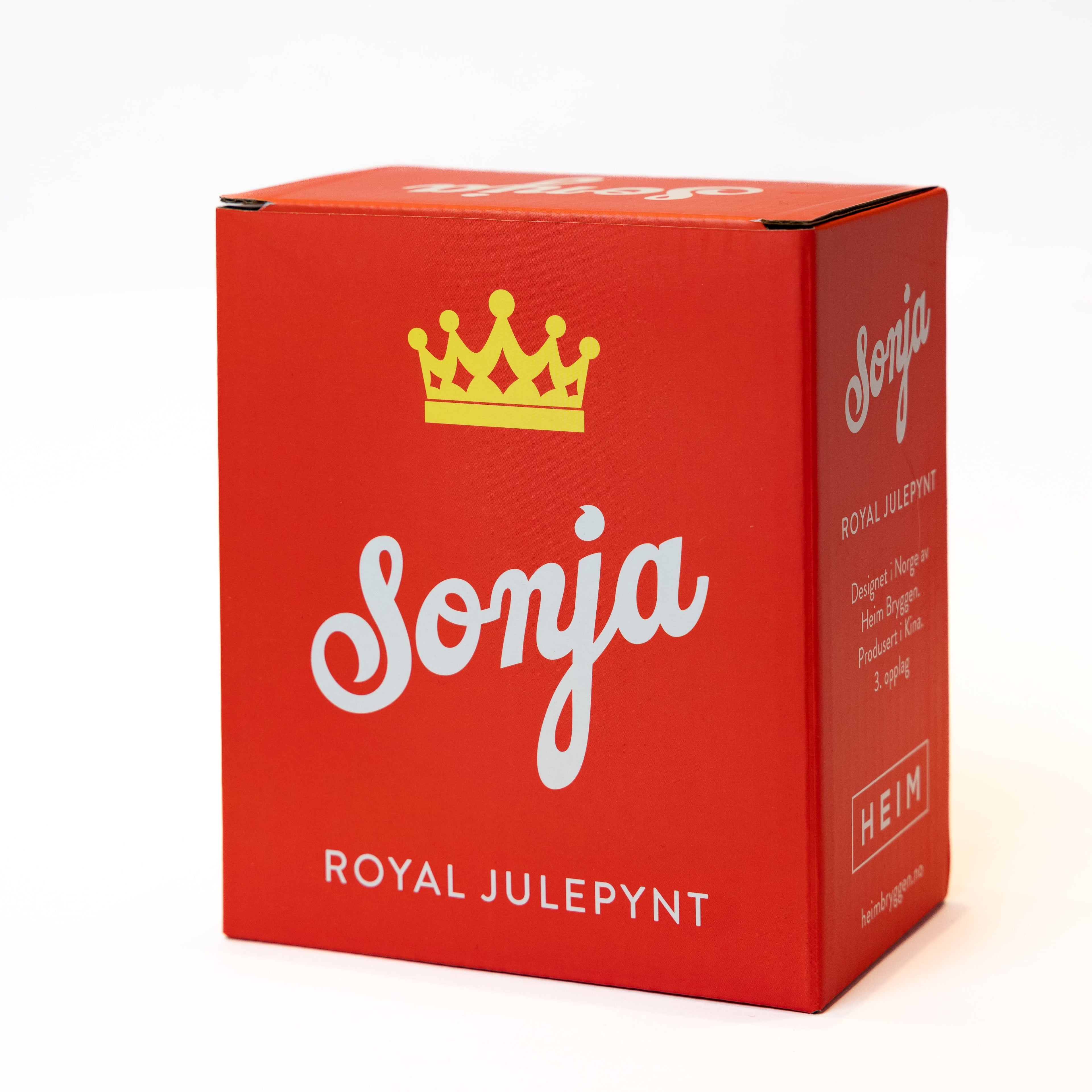 HARALD og SONJA Julekuler - By HEIM Studio med rød gaveeske og kongelig julepyntdesign for eksklusiv dekorasjon