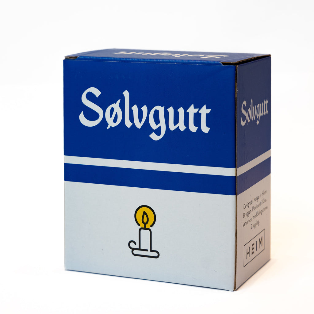 SØLVGUTT Julekule - By HEIM Studio - FORHÅNDSSALG i dekorativ blå og hvit eske med stearinlysillustrasjon