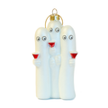 Hattifnattene julekule fra HEIM x Moomin – en trio med hvite håndmalte figurer i glass med røde cocktailglass, del av Moomin julekolleksjonen fra HEIM