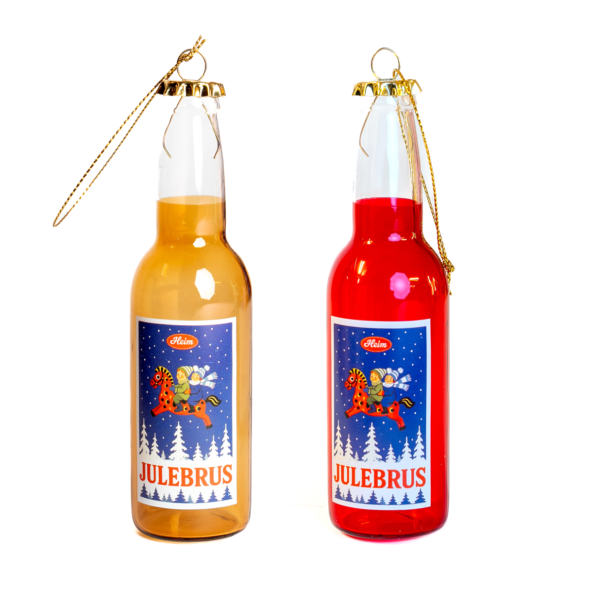 Julebrus brun og rød julekule fra HEIM Studio – håndmalt glassflaske med gullkork og nostalgisk etikett i blått, rødt og hvitt.
