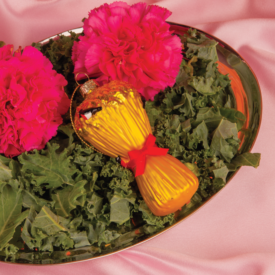 Julenek julekule fra HEIM Studio – håndmalt glassornament, 10 cm høyt, med rød sløyfe og små dompaper i kornbandet. Tradisjonell norsk julepynt.