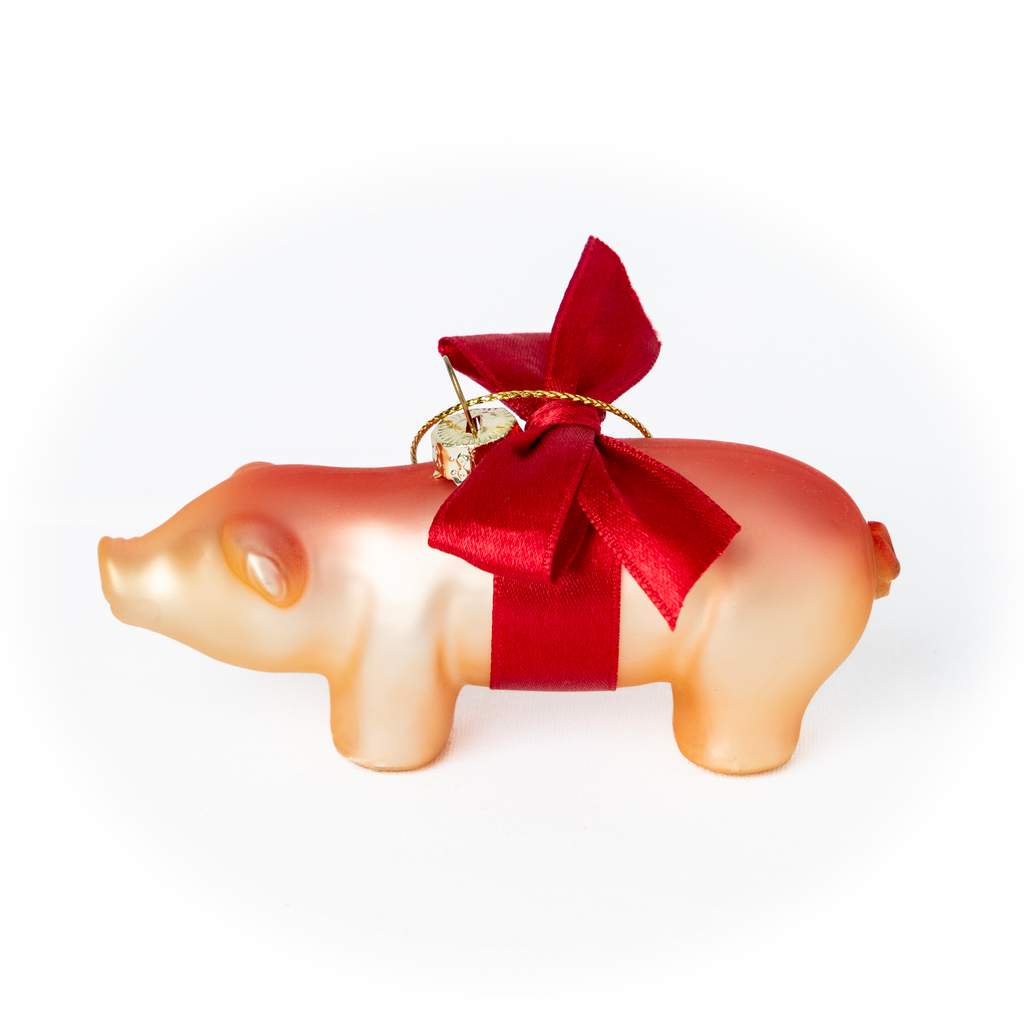 MARSIPANGRIS Julekule - By HEIM Studio i plastisk marsipanform dekorert med rødt silkebånd for julepynt