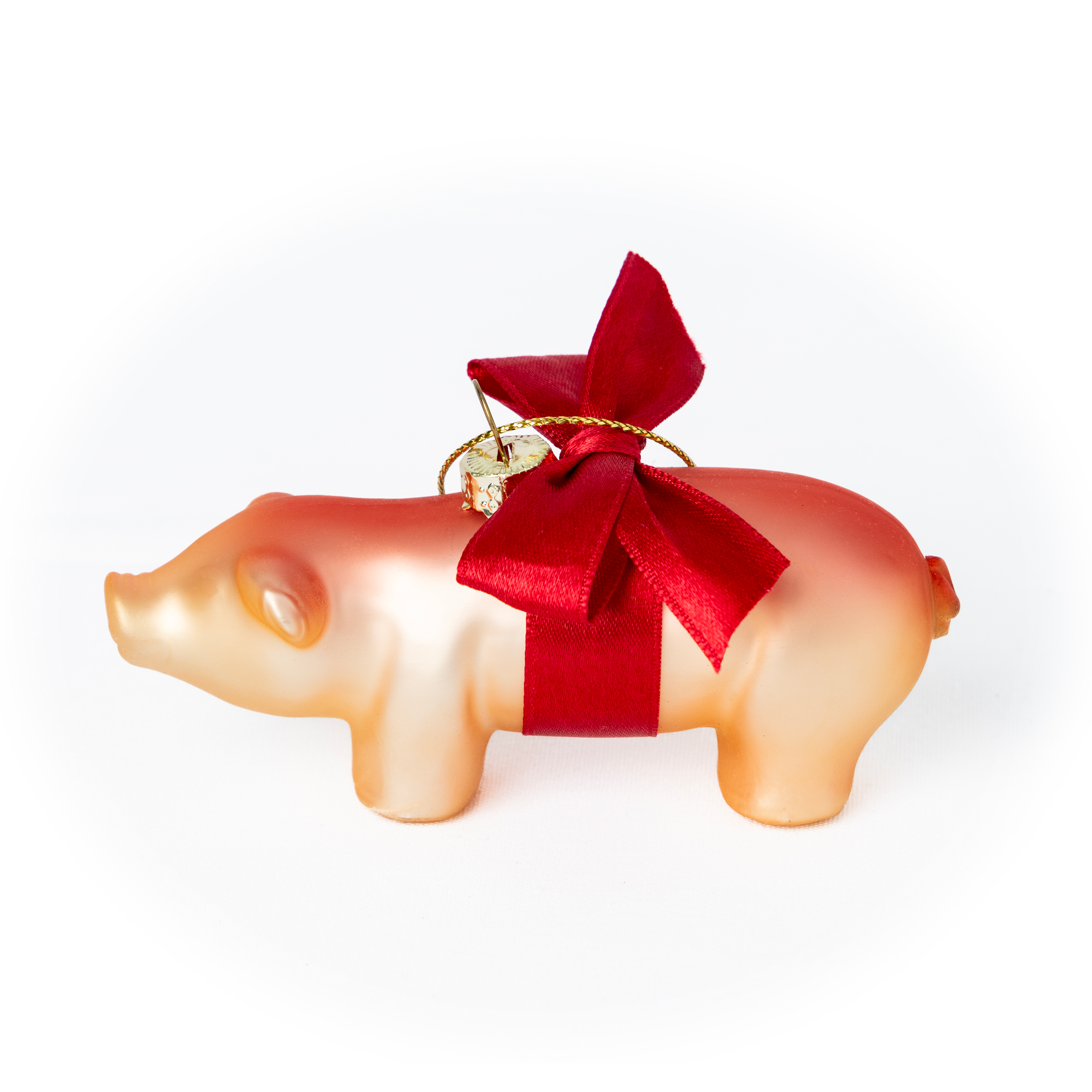 MARSIPANGRIS Julekule - By HEIM Studio i plastisk marsipanform dekorert med rødt silkebånd for julepynt