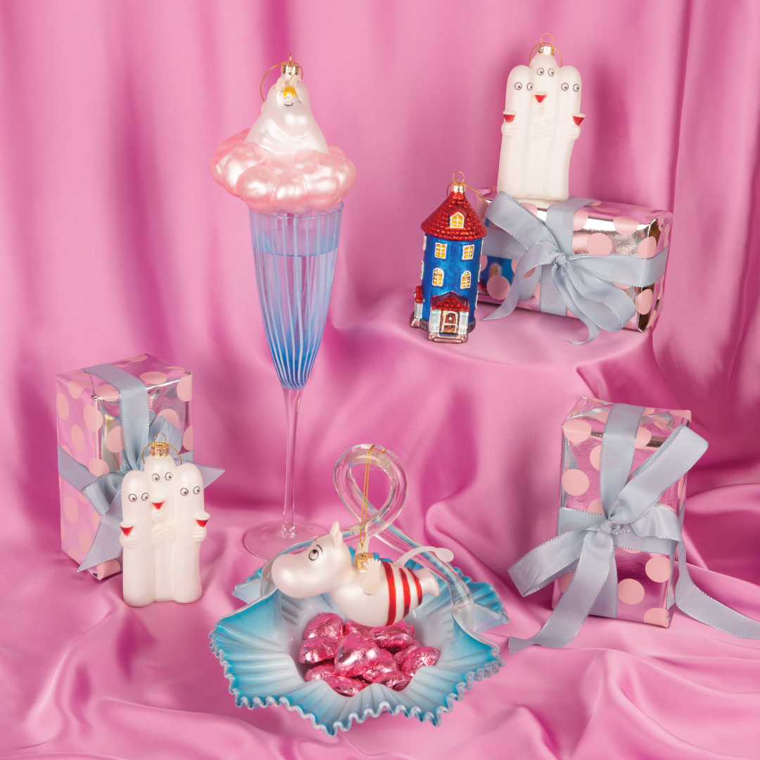 HATTIFNATTENE Julekule - MOOMIN by HEIM med perlemorhvite figurer og rosa bakgrunn i festlig juleoppsett