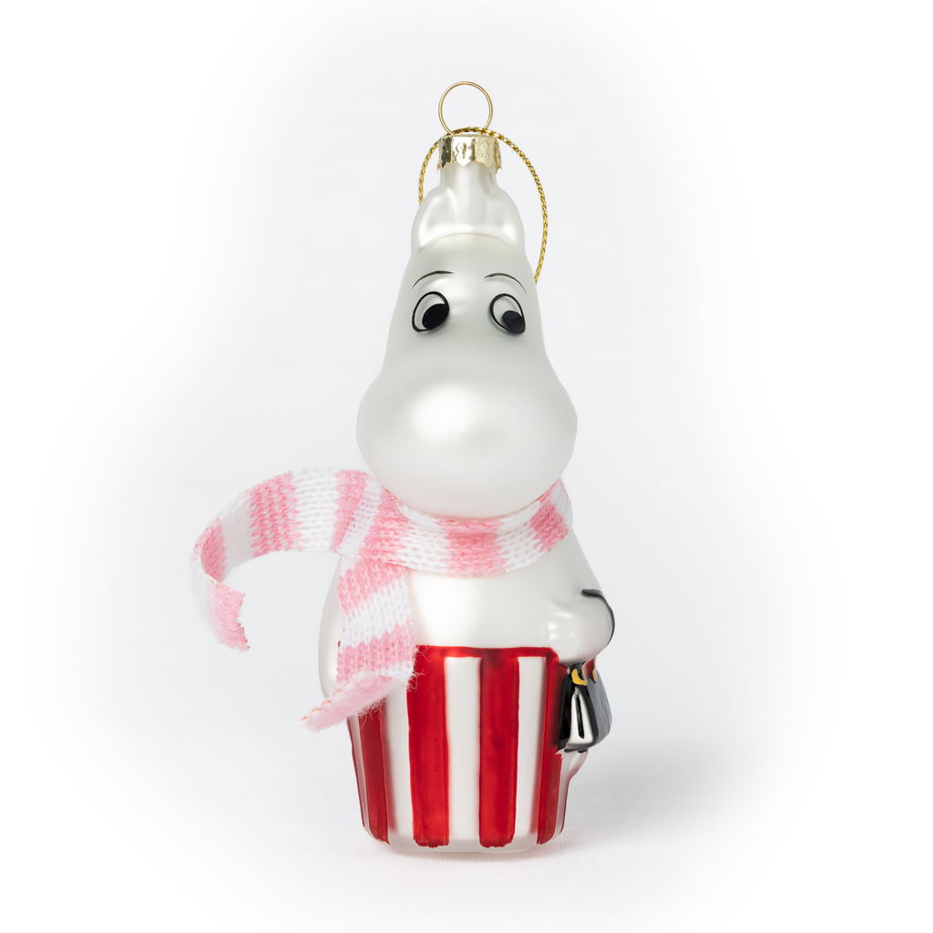 MUMMIMAMMA Julekule - MOOMIN by HEIM i glass med rødstripet forkle, rosa skjerf og svart veske for juledekorasjon