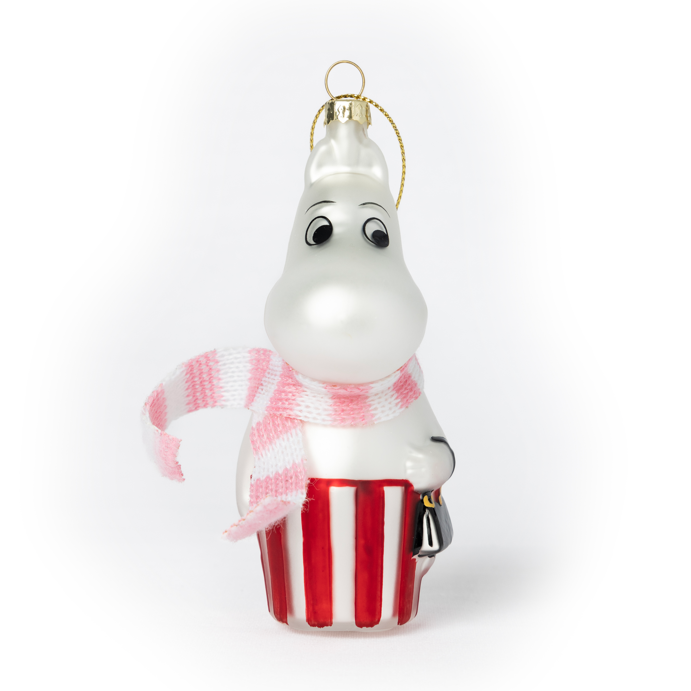 MUMMIMAMMA Julekule - MOOMIN by HEIM i glass med rødstripet forkle, rosa skjerf og svart veske for juledekorasjon