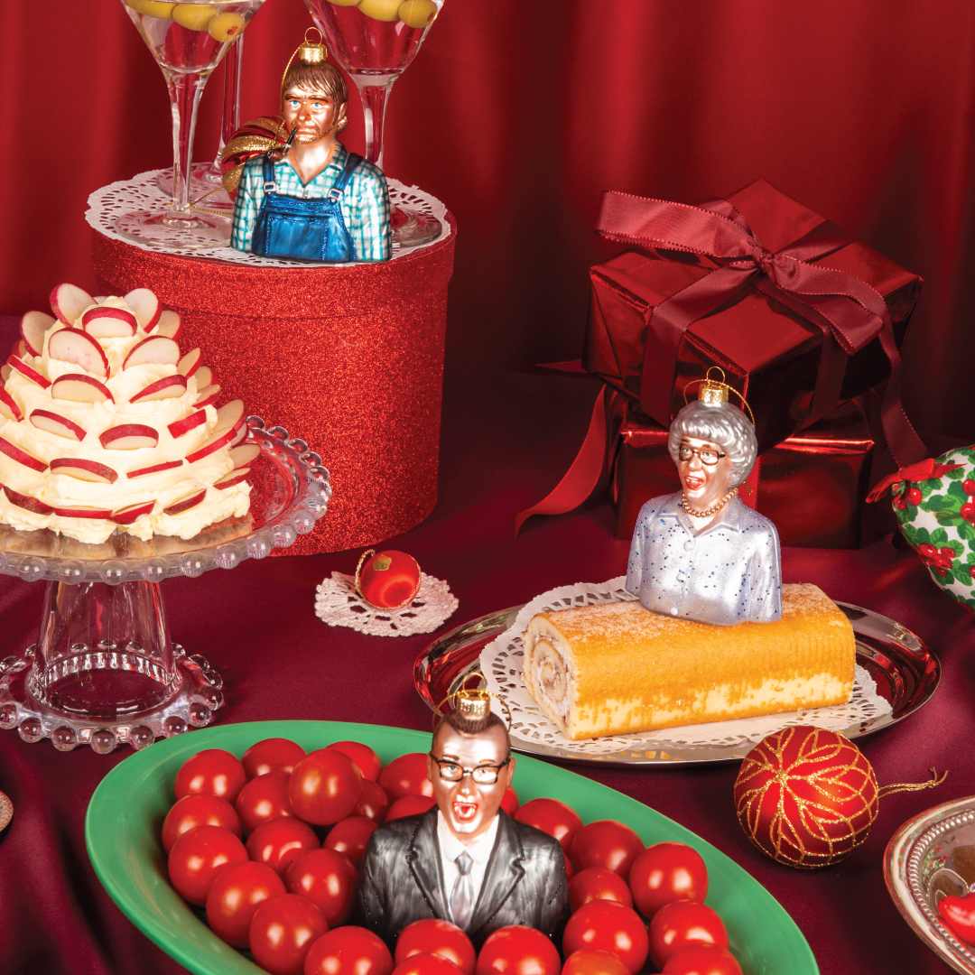 GJERTRUD OG OLAF Julekuler - The Julekalender - By HEIM Studio med detaljerte julekuler av karakterene i stemningsfullt julemiljø
