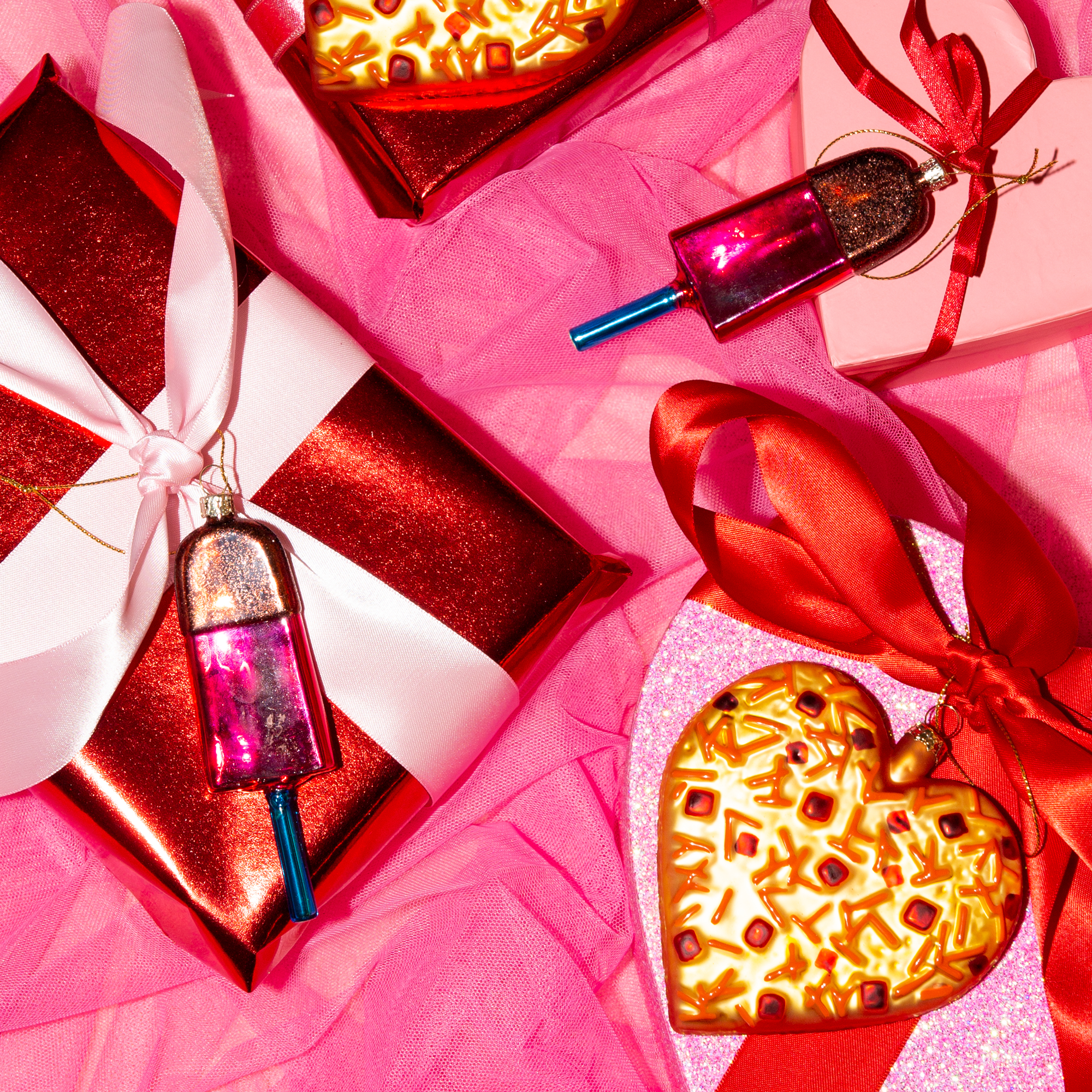 KRÆSJ PINK Julekule - By HEIM Studio med detaljert shiny ispinne i pink og blå farger i julepyntdesign