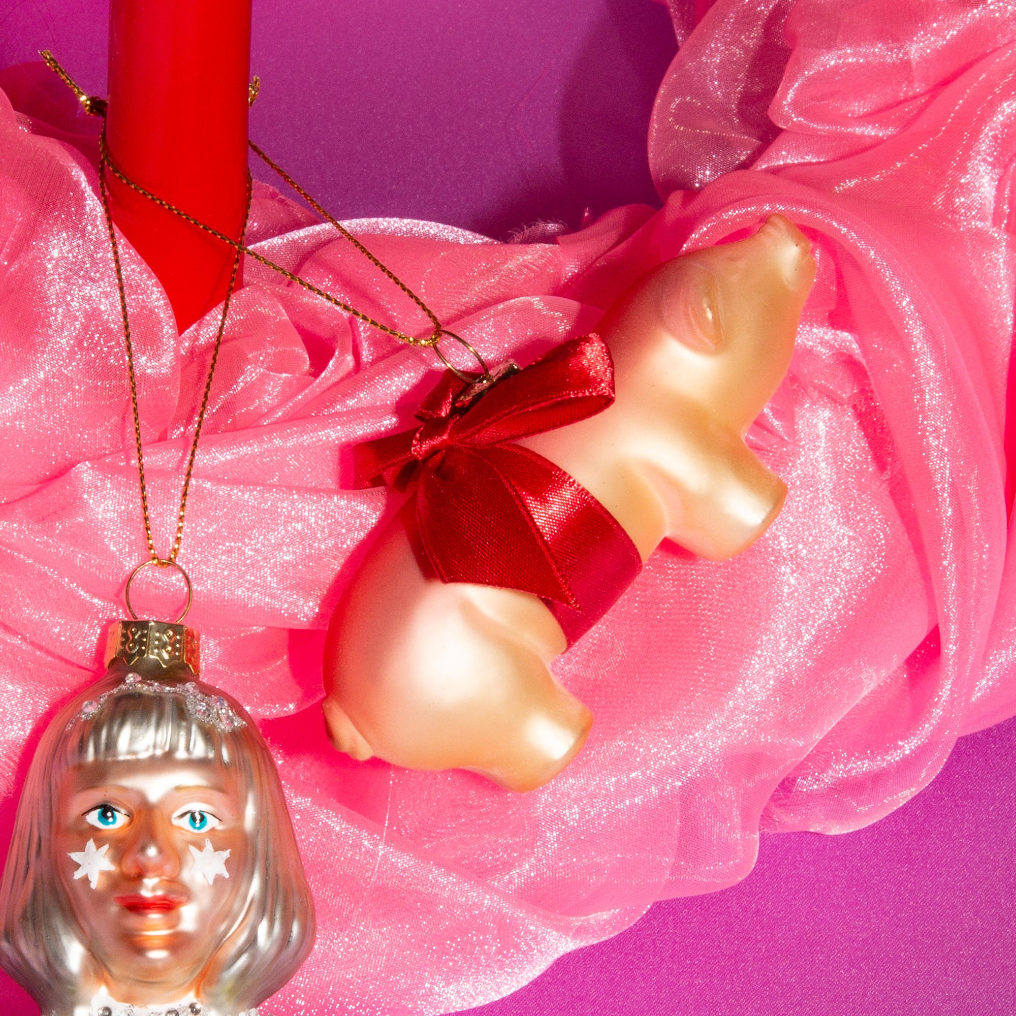 MARSIPANGRIS Julekule - By HEIM Studio i keramisk design med rødt silkebånd for varig dekorasjon i julegrøten