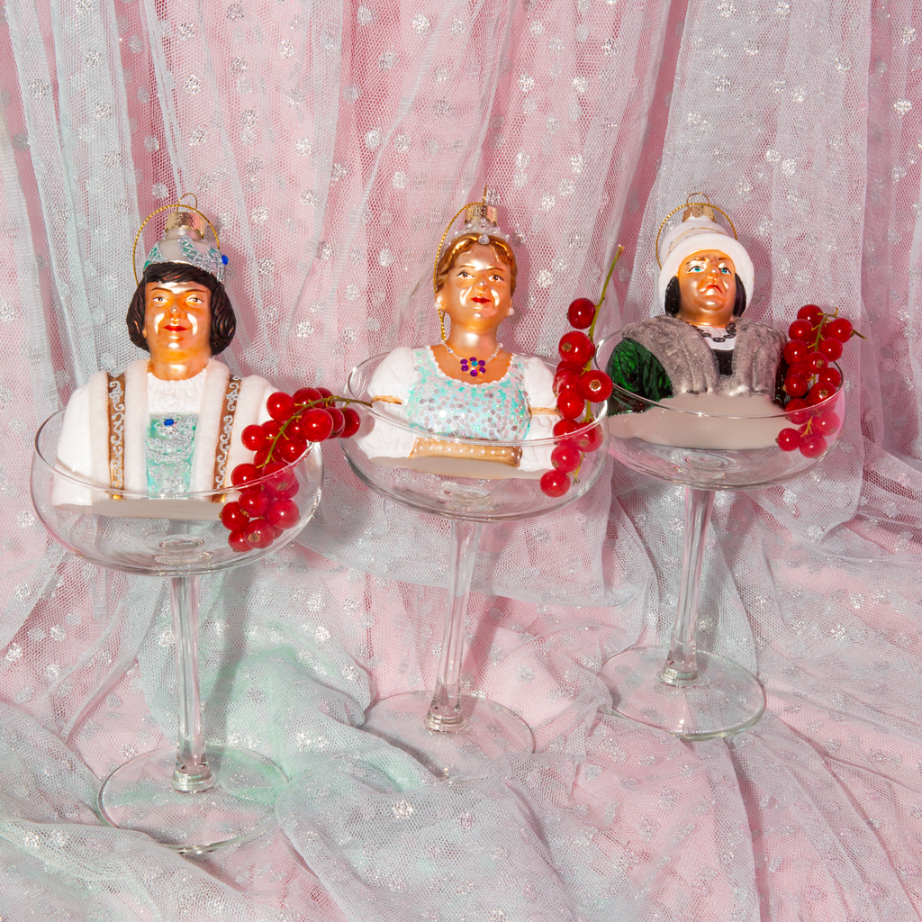 STEMOREN Julekule - By HEIM Studio i glass med dekor av figurer inspirert fra Tre nøtter til Askepott