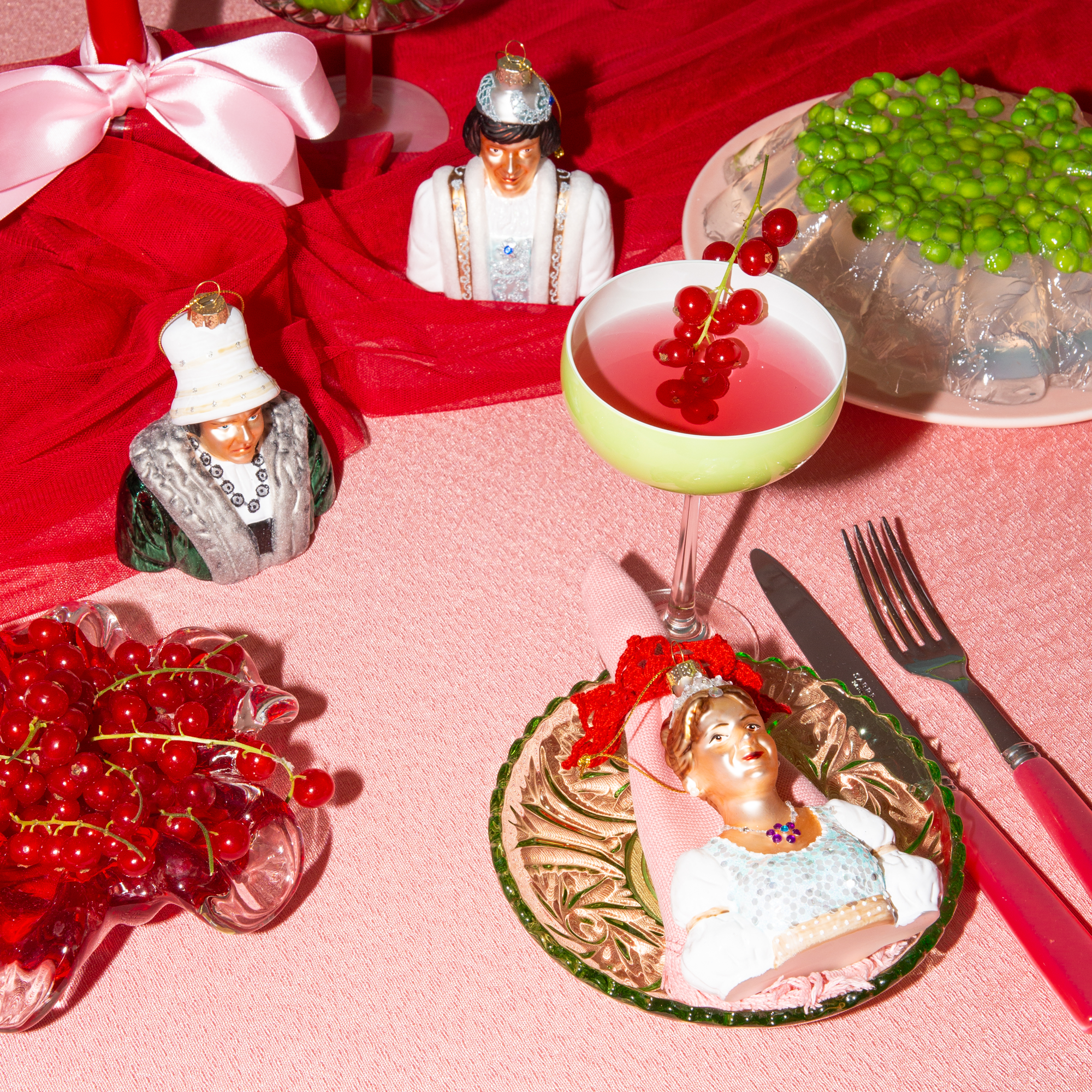 ASKEPOTT OG PRINSEN Julekuler - By HEIM Studio med detaljerte figurer i klassisk juledekorasjon