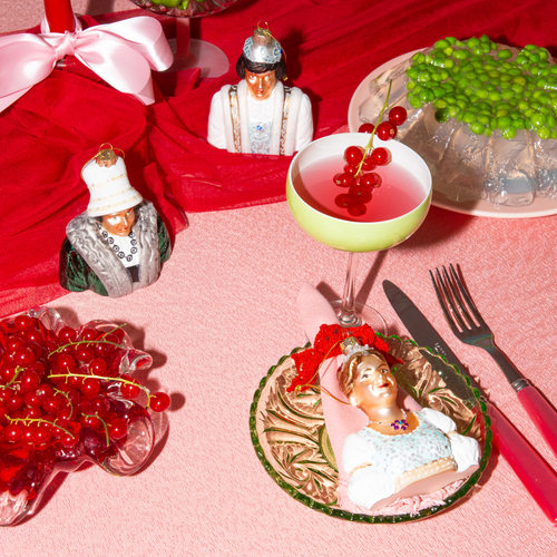 ASKEPOTT OG PRINSEN Julekuler - By HEIM Studio med detaljerte figurer i klassisk juledekorasjon