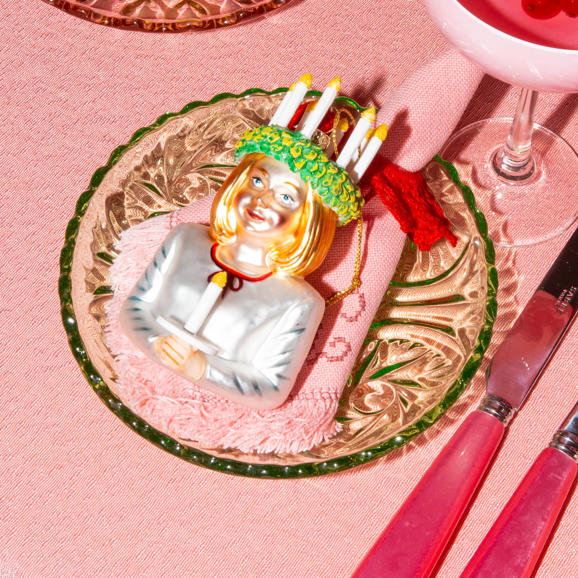 LUCIA Julekule - By HEIM Studio med detaljert portrett av Lucia i tradisjonell lyskrone og hvit drakt