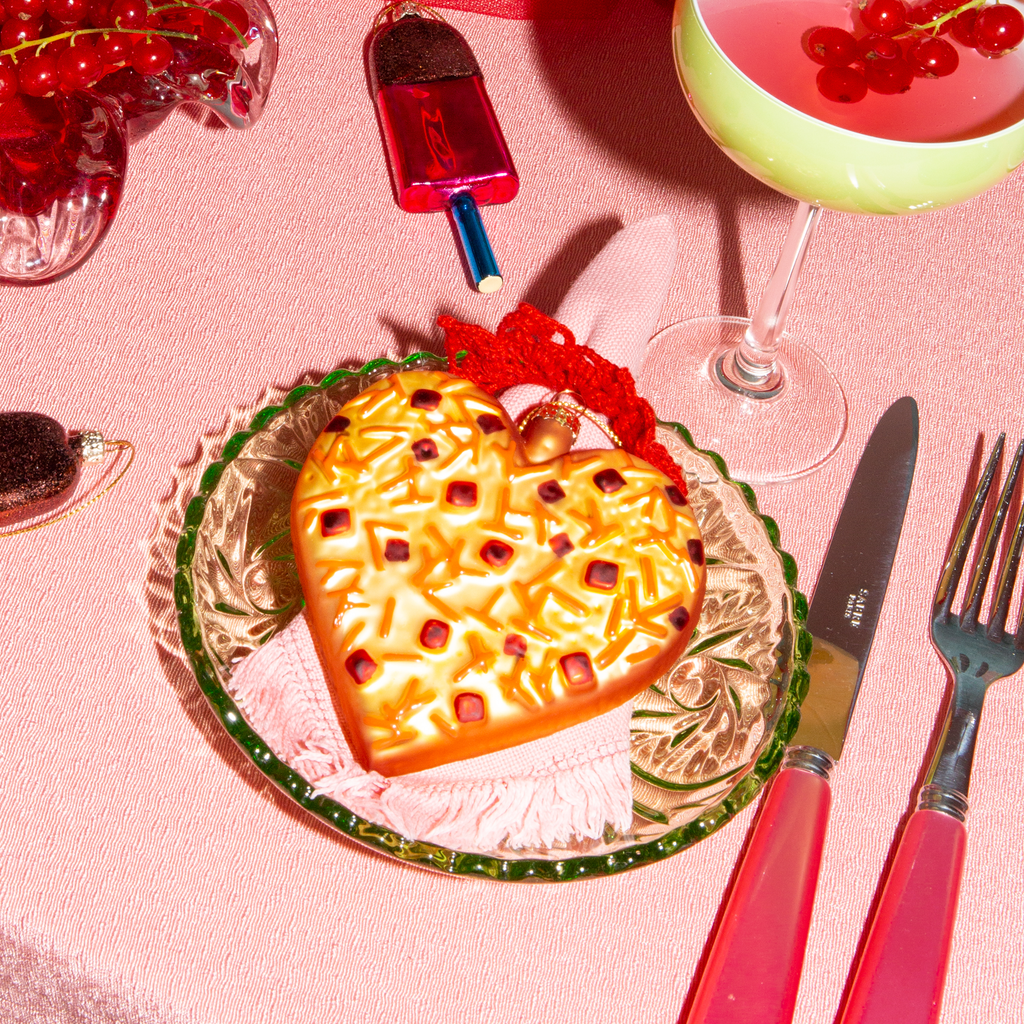 GRANDIS® Julekule - By HEIM Studio i hjerteformet design med pizza-dekorasjon for nostalgisk julepynt på bordet