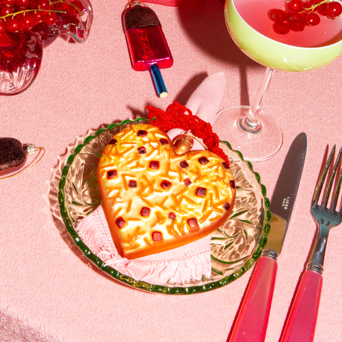 GRANDIS® Julekule - By HEIM Studio i hjerteformet design med pizza-dekorasjon for nostalgisk julepynt på bordet