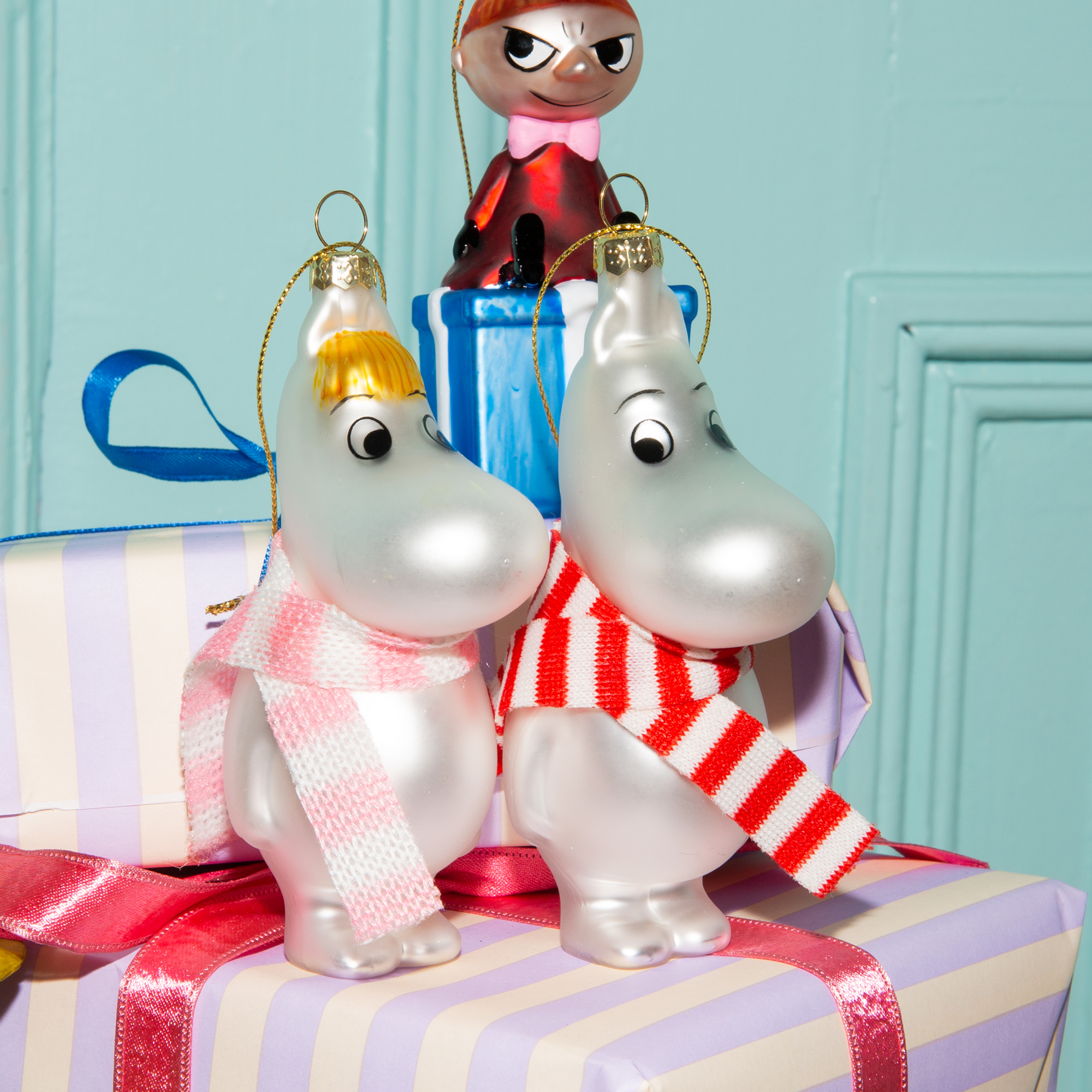 SNORKFRØKEN Julekule - MOOMIN by HEIM i frostet glass med strikkeskjerf i rosa for dekorativ julepynt