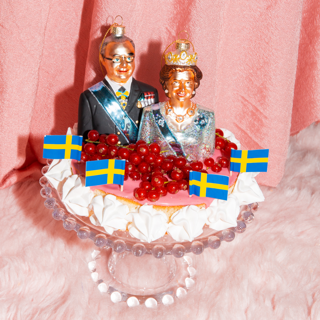 CARL GUSTAF og SILVIA Julekuler - By HEIM Studio med kongelige portretter og dekorativt, elegant design