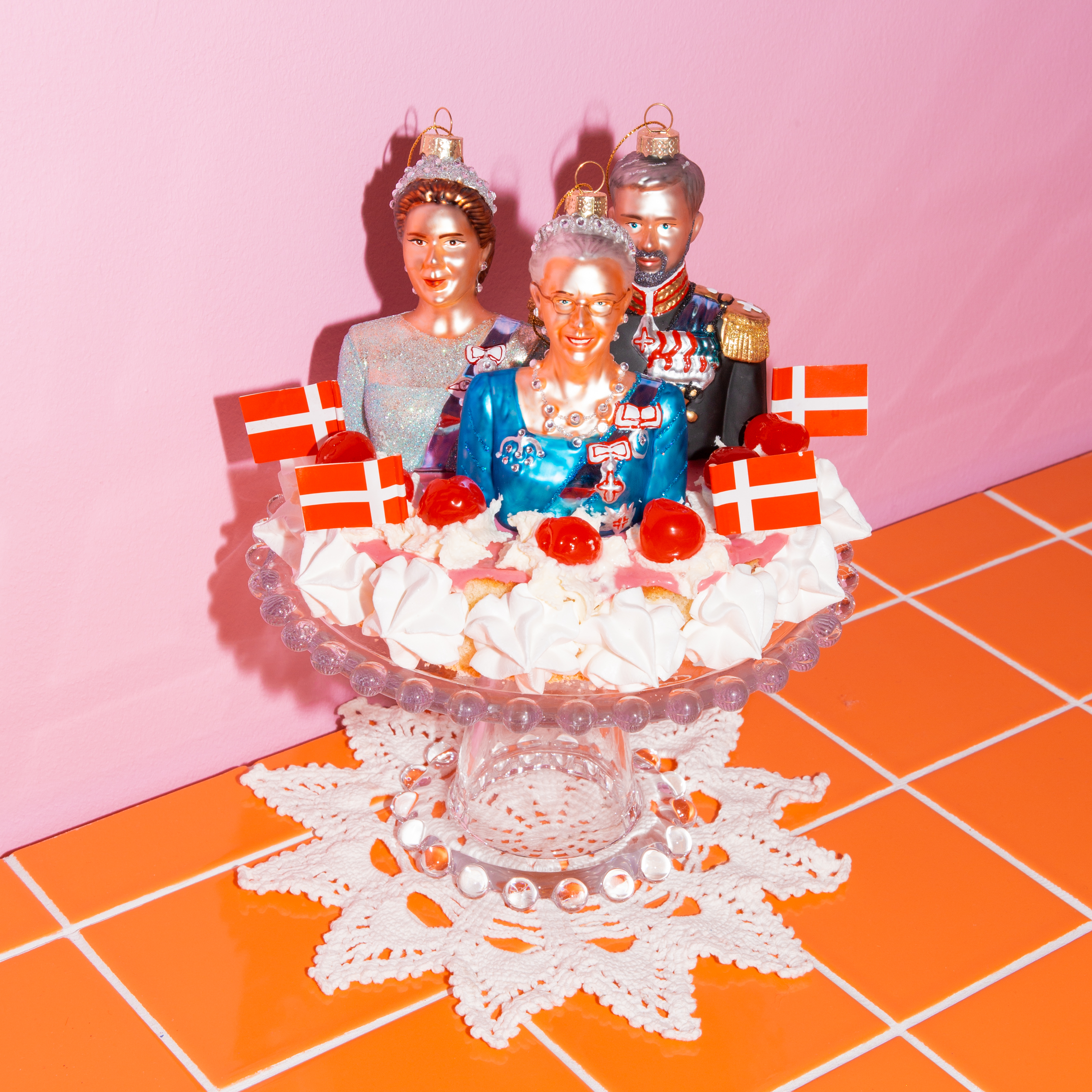 FREDERIK og MARY Julekuler - By HEIM Studio med kongeparet i dekorative glasskuler med esker for festlig bruk
