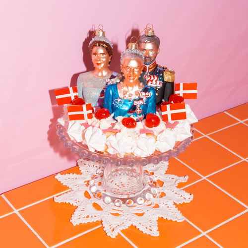 FREDERIK og MARY Julekuler - By HEIM Studio med kongeparet i dekorative glasskuler med esker for festlig bruk