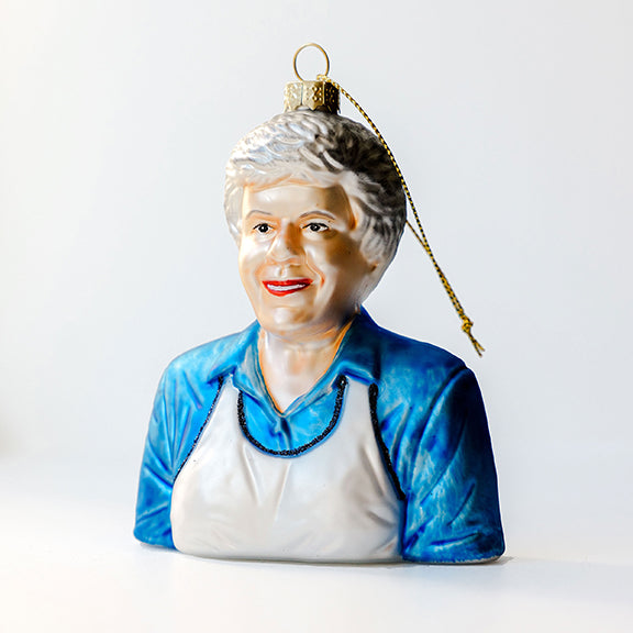 INGRID Julekule - By HEIM Studio med keramisk figur av kjente TV-kjøkken-ikonet for tradisjonell julepynt
