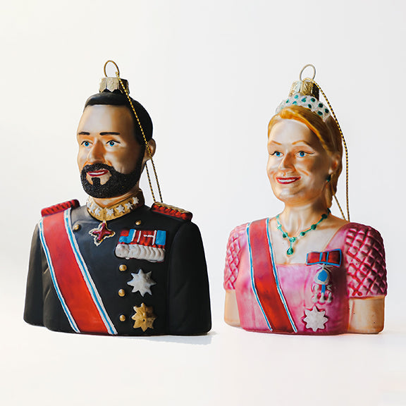 HAAKON og METTE-MARIT Julekuler - By HEIM Studio med håndmalt og glassblåst design av kronprinsparet til juletreet